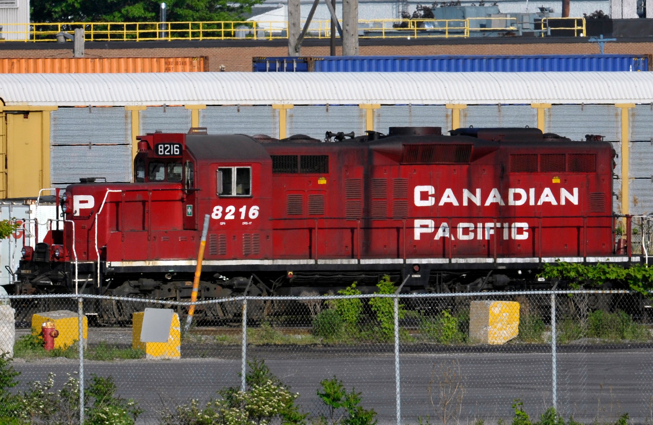 A Canadian Pacific Railway locomotive sits at the Obico Intermodal Terminal in Toronto, May 23, 2012. Locomotive engineers and conductors at Canadian Pacific Railway walked off the job on Wednesday after contract talks broke down, shutting down freight operations on Canada's second-biggest railroad. REUTERS/Mike Cassese