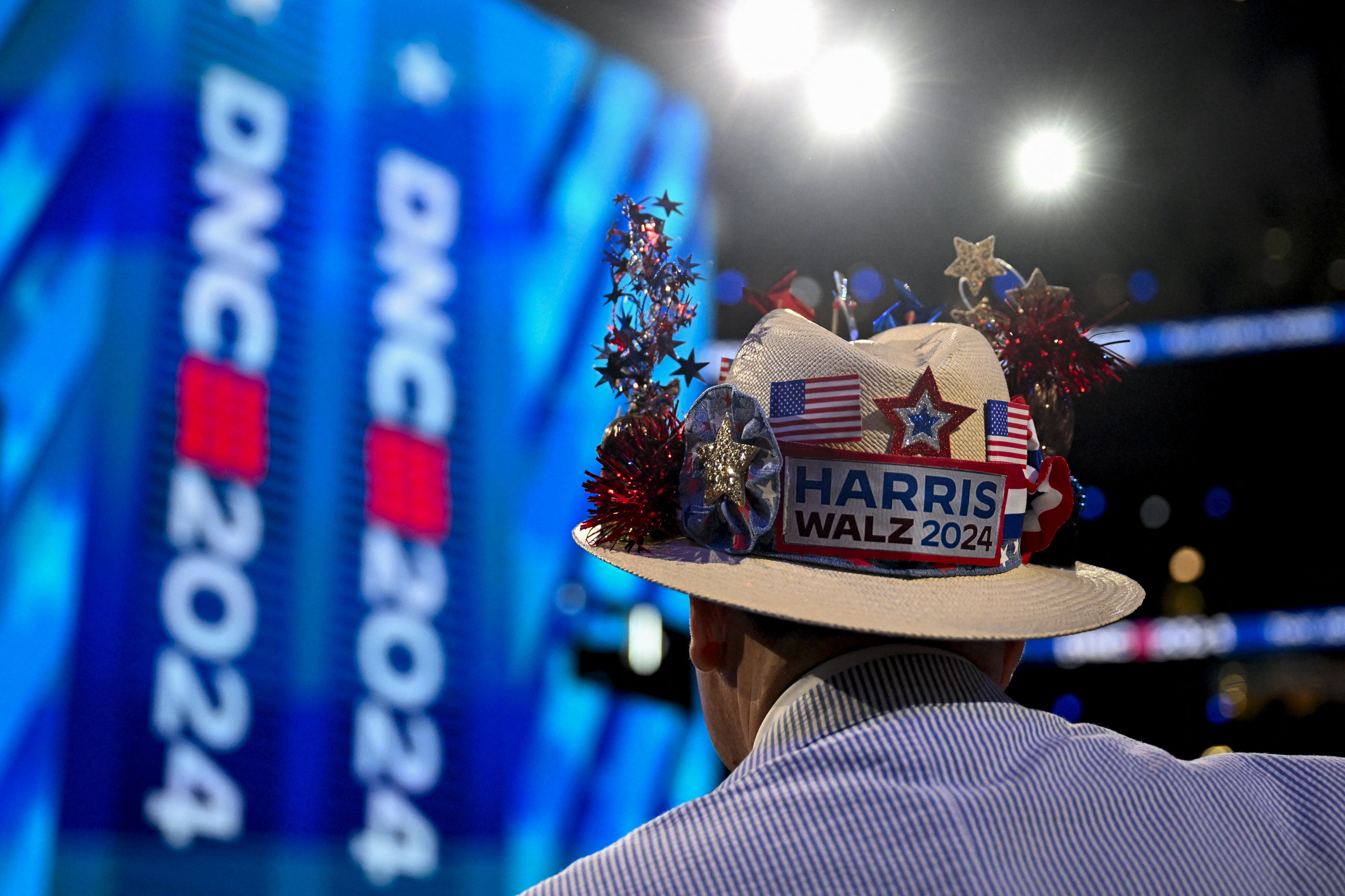 An attendee wears a 'Harris Walz 2024' decorated hat during Day one of the Democratic National Convention (DNC) in Chicago, Illinois, U.S., August 19, 2024. REUTERS/Vincent Alban