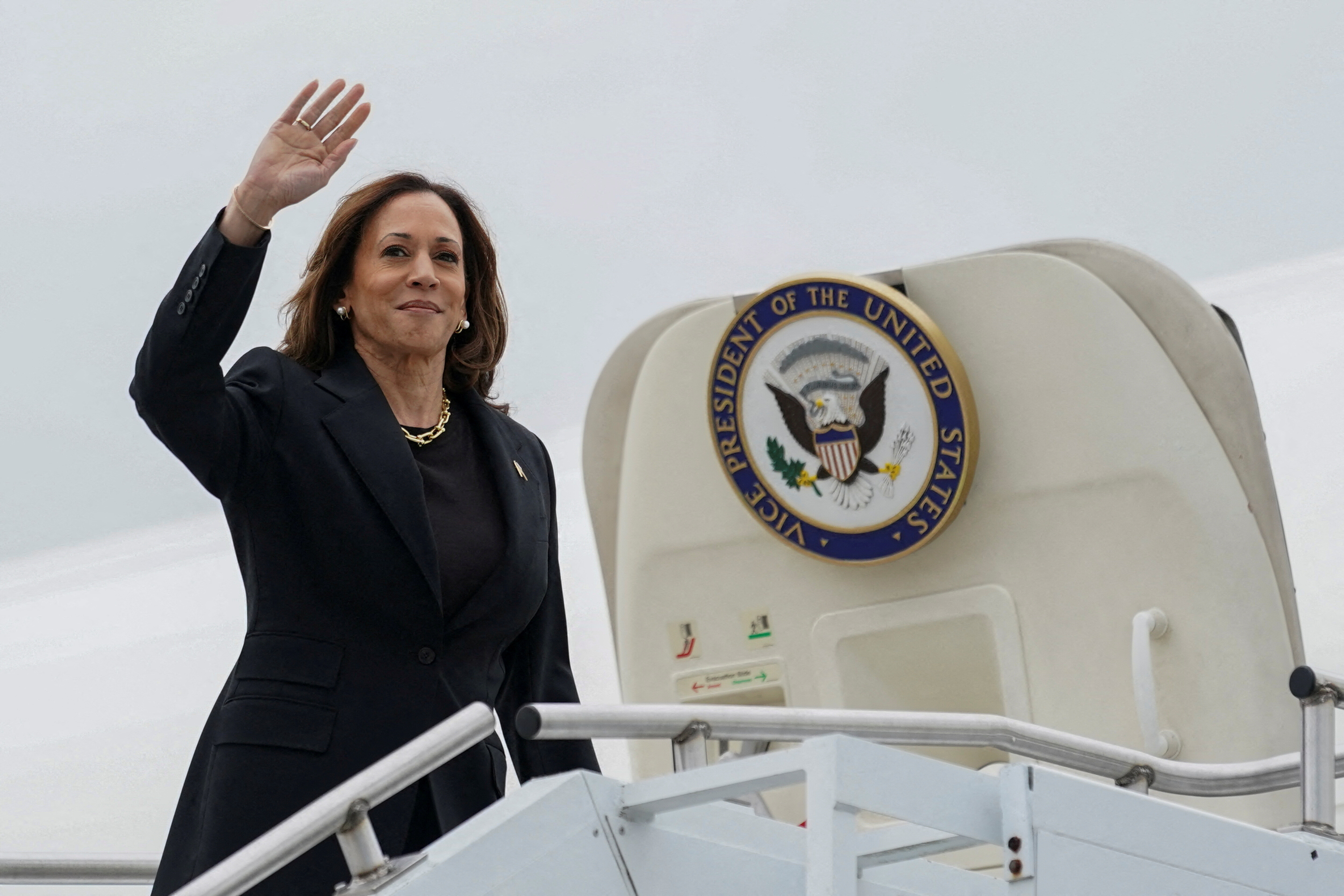 Democratic presidential nominee and U.S. Vice President Kamala Harris waves as she boards Air Force Two following a campaign event in Pittsburgh, Pennsylvania, U.S., September 25, 2024.