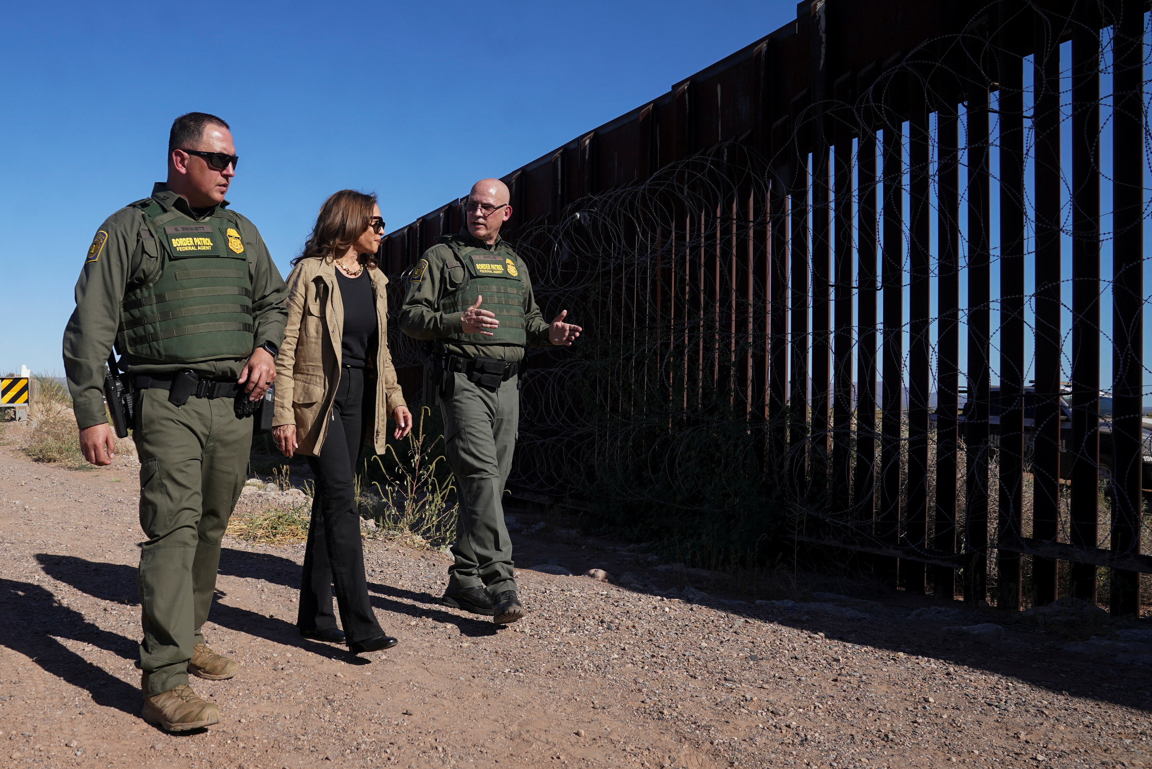 Democratic presidential nominee and U.S. Vice President Kamala Harris tours the border wall with Border Patrol agents, in Douglas, Arizona, U.S., September 27, 2024. REUTERS/Kevin Lamarque