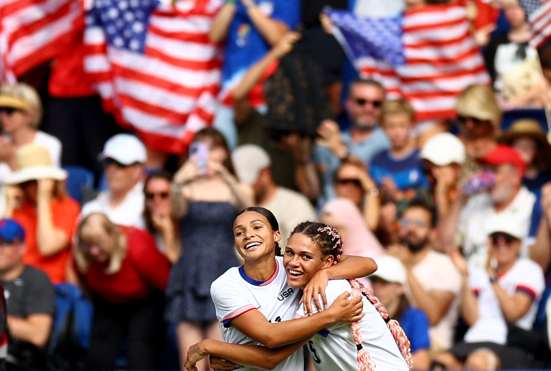 Paris 2024 Olympics - Football - Women's Quarter-final - United States vs Japan - Parc des Princes, Paris, France - August 03, 2024. Trinity Rodman of United States and Sophia Smith of United States celebrate after the match. REUTERS/Agustin Marcarian